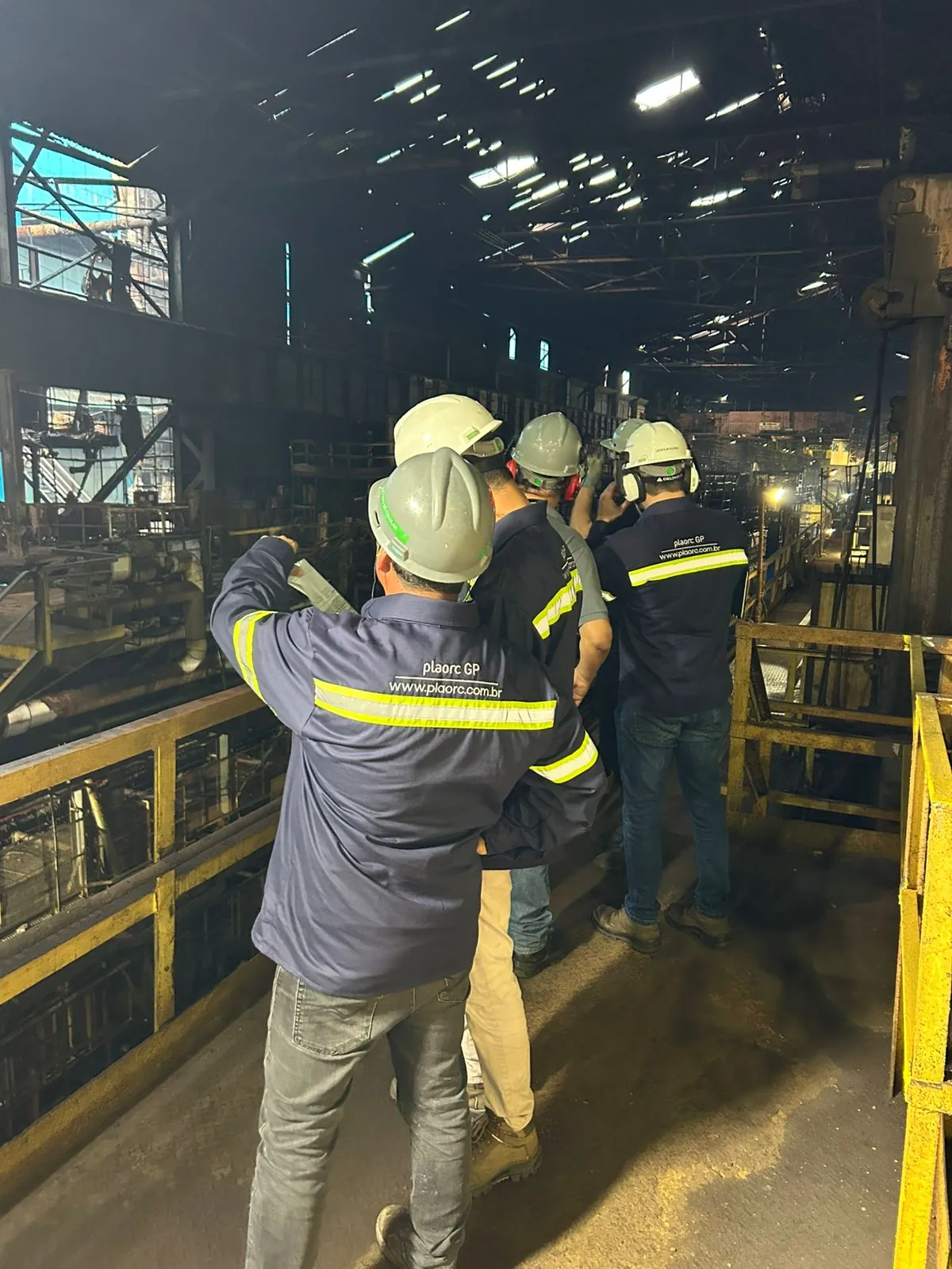 Profissionais da PLAORC em campo durante o acompanhamento de uma parada de manutenção industrial