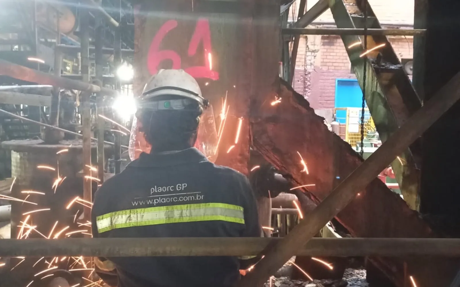 Trabalho a quente executado com EPI completo sob acompanhamento da PLAORC