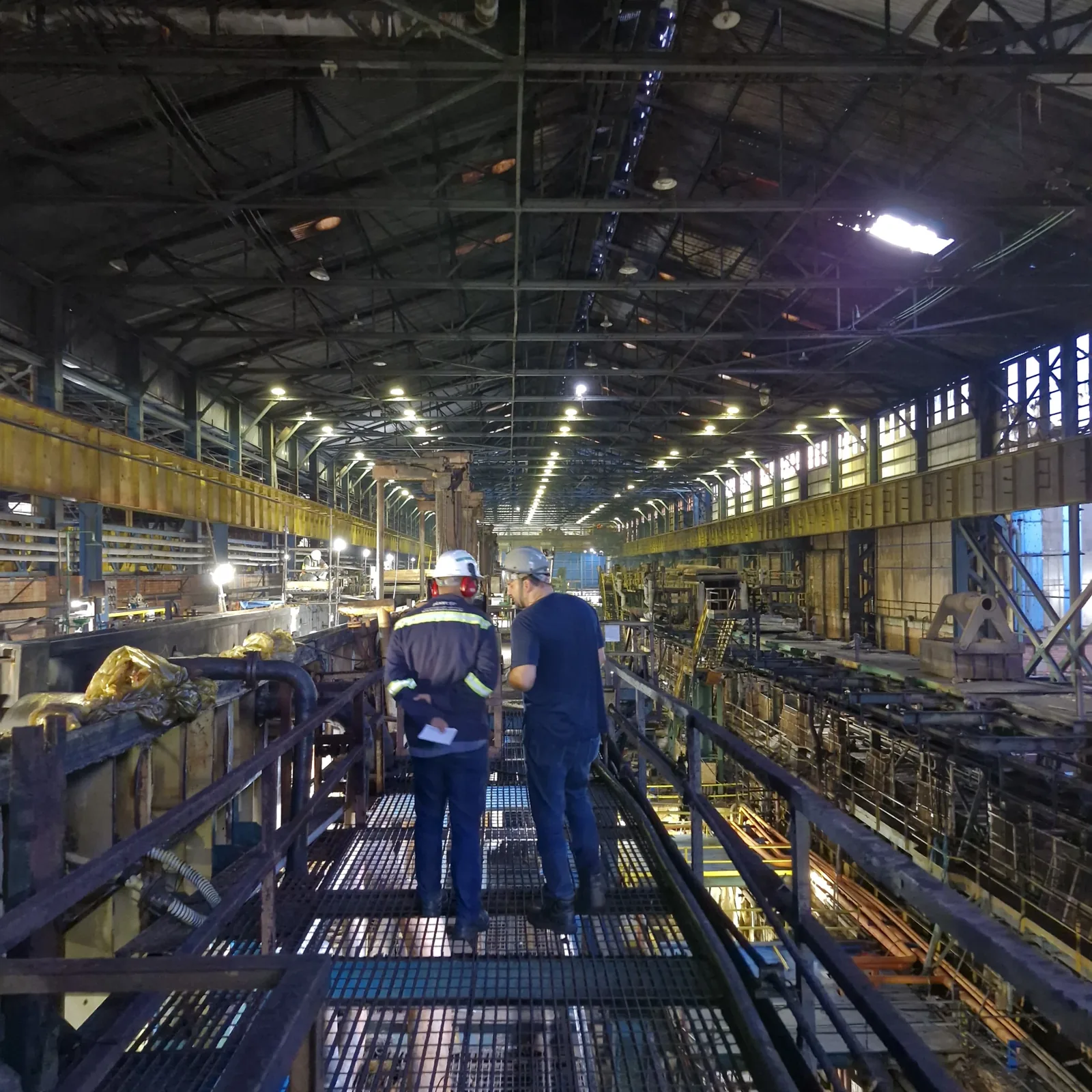 Profissionais da PLAORC em visita técnica a uma linha de produção industrial