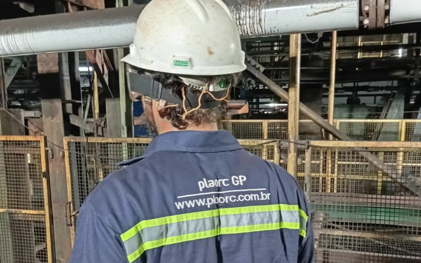 Profissional da PLAORC registrando o avanço em campo