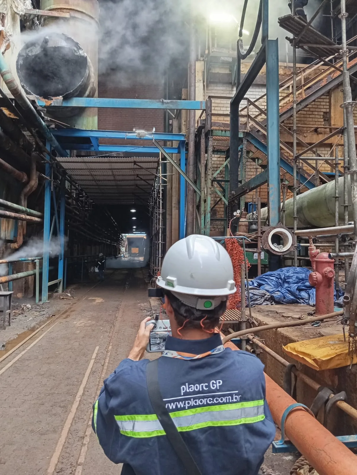 Ambiente industrial com riscos que exigem provisão de contingência