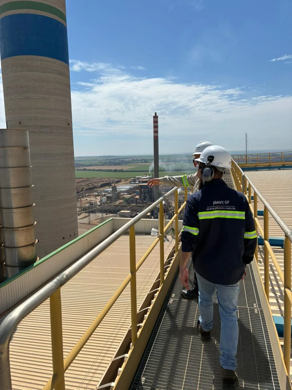 Profissional da PLAORC em inspeção de campo em uma planta industrial