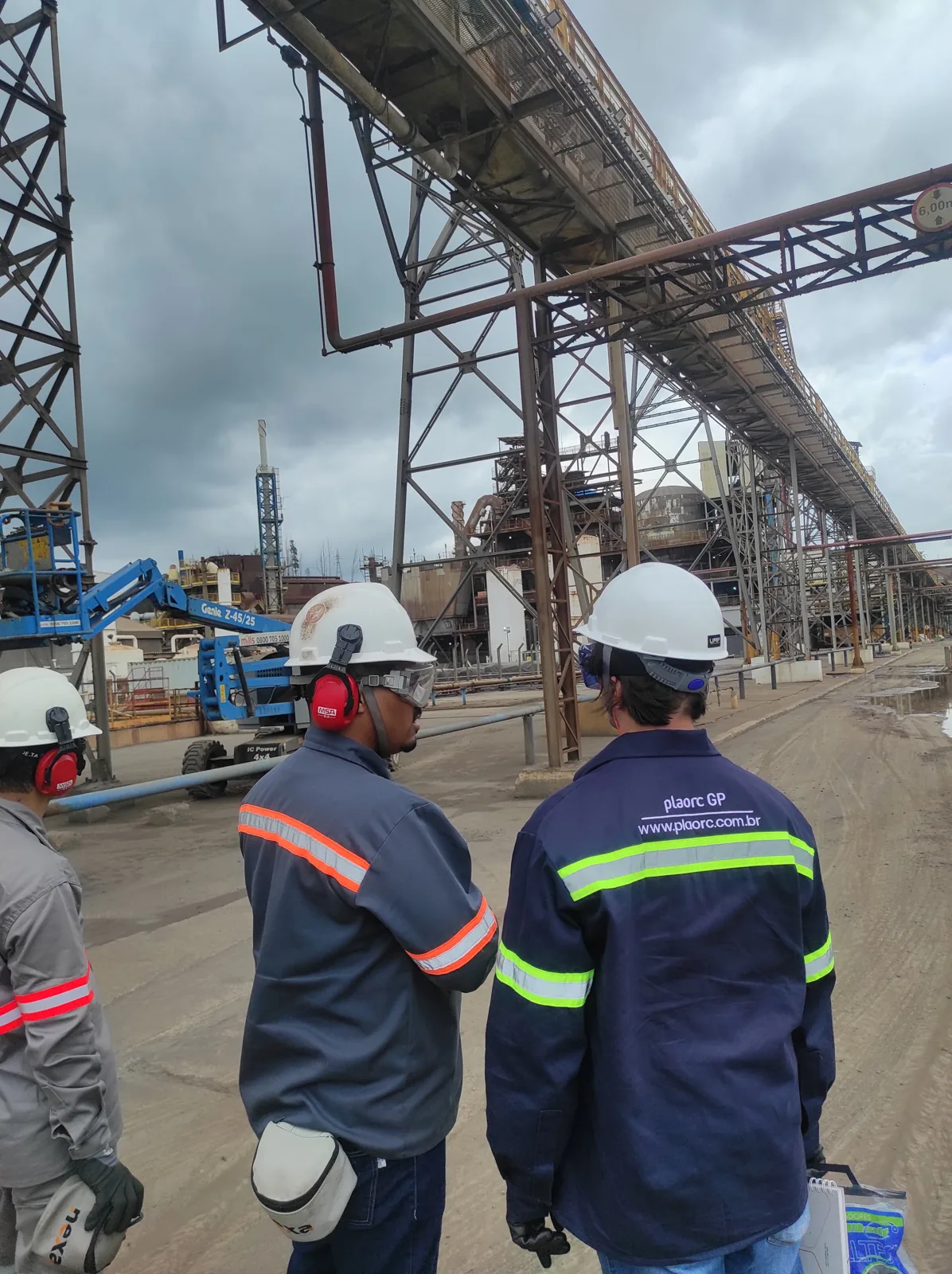 Profissionais da PLAORC inspecionando a estrutura de uma planta industrial